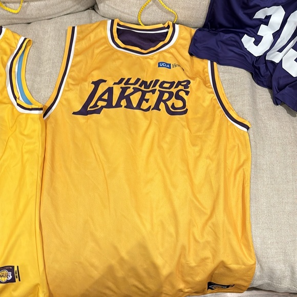 LA LAKERS JR. JERSEY, TEE SHIRT, DRAW STRING BAG, BASEBALL HAT CAMP GEAR - Picture 4 of 15